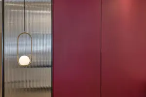 리드유리와 버건디 컬러가 만든 감각적 디테일